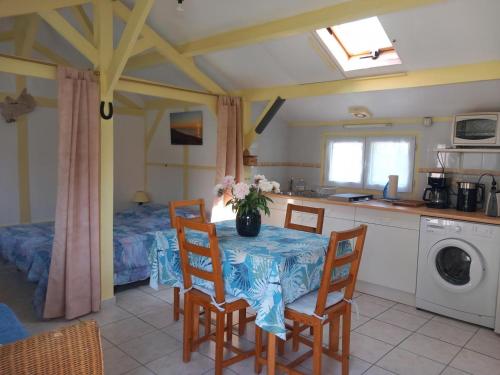 eine Küche und ein Esszimmer mit Tisch und Stühlen in der Unterkunft Jocelyne in Azur