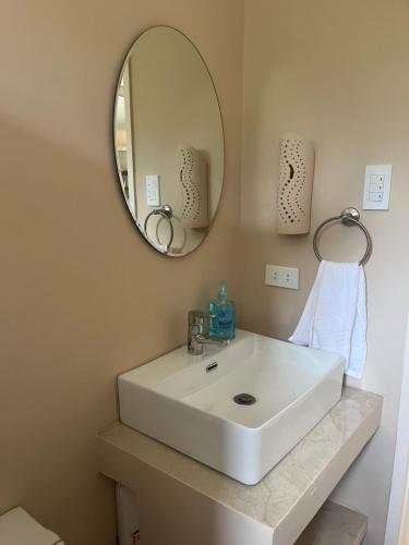 Ένα μπάνιο στο 3 BDR new town house in port Barton