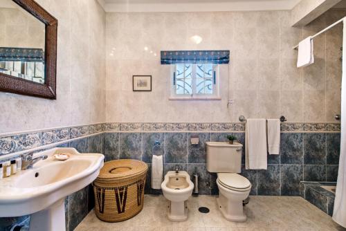 un baño con lavabo e inodoro en Villa Hideaway by Algarve Villa Holidays, en Galé