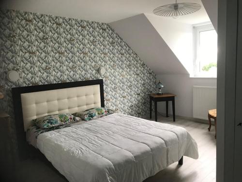 - une chambre avec un grand lit escamotable dans l'établissement Charmante maison avec piscine, à Saint-Marc-sur-Couesnon