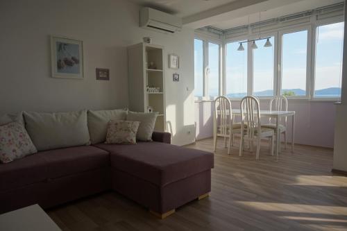 - un salon avec un canapé, une table et des chaises dans l'établissement Apartments Silvija, à Pisak