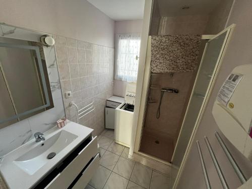 une salle de bain avec une douche et un lavabo et une douche dans l'établissement Maison 6 personnes plage à 5min, à Port-la-Nouvelle
