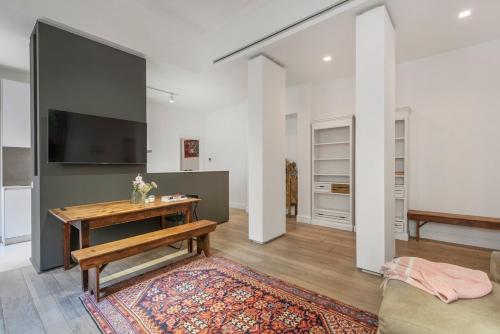 Bordeaux luxury apartment Rome