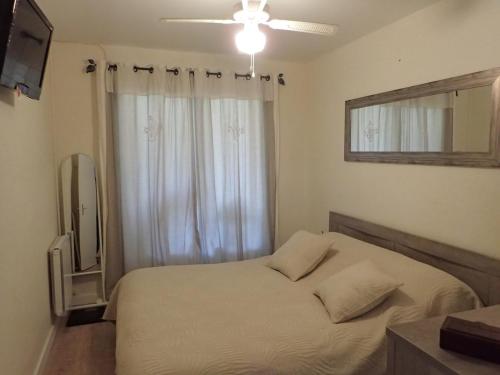 une chambre avec un lit et une fenêtre dans l'établissement T2 Bormes les Mimosas - La Favière, à Bormes-les-Mimosas