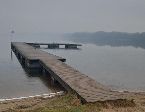 un molo su uno specchio d'acqua di Beztroskie Barwiny nad jeziorem Wulpińskim na Warmii a Gietrzwałd