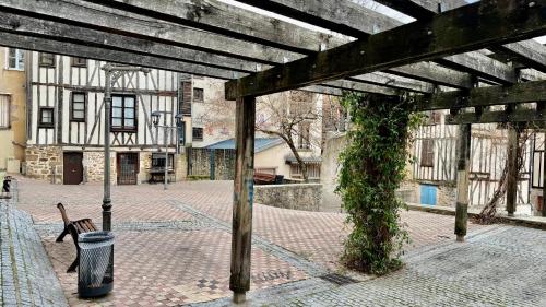 - un pavillon avec du lierre dans une cour dans l'établissement «Studio 1 » Rue Huchette -DABNB, à Limoges