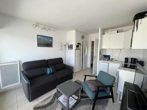un salon avec un canapé et une cuisine dans l'établissement Sol-y-Days, Résidence Thalassa en Première Ligne, à La Grande Motte
