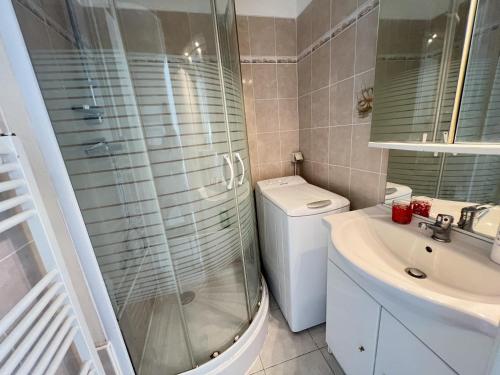 une salle de bain avec une douche, des toilettes et un lavabo dans l'établissement Sol-y-Days, Résidence Thalassa en Première Ligne, à La Grande Motte