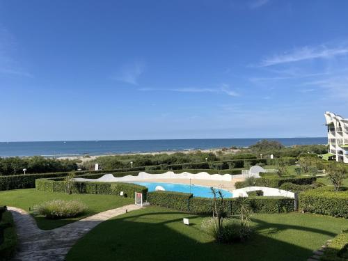 une vue d'un complexe hôtelier avec piscine et l'océan dans l'établissement Sol-y-Days Belles Plages, front de mer avec piscine, à La Grande Motte