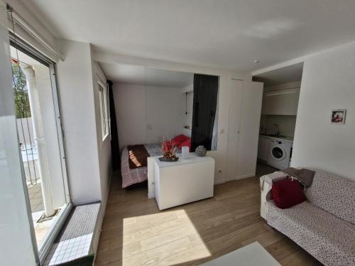 un petit salon avec un canapé et une table dans l'établissement Sol-y-Days Hermes, grande terrasse au calme 5 mn des plages, à La Grande Motte