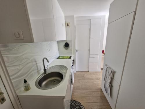 - une petite salle de bains avec un lavabo dans la cuisine dans l'établissement Sol-y-Days Hermes, grande terrasse au calme 5 mn des plages, à La Grande Motte