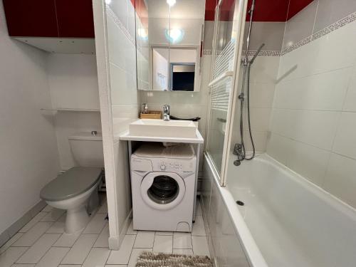 une petite salle de bains avec un lave-linge et un lavabo dans l'établissement Sol-y-Days Tropic, rez de jardin avec terrasse, à La Grande Motte