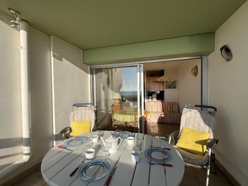 - une table et des chaises blanches dans la chambre dans l'établissement Sol-y-Days Escale Belle vue mer, à La Grande Motte
