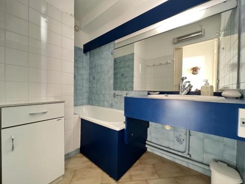 une salle de bain avec un lavabo, une baignoire et un miroir dans l'établissement Sol-y-Days Escale Belle vue mer, à La Grande Motte