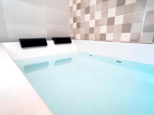 ISG Apartments Triana Jacuzzi 1