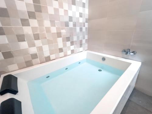 ISG Apartments Triana Jacuzzi 1