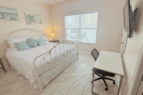 Postel nebo postele na pokoji v ubytování Sandpiper Cove Unit 4231 Your Destin Beach Getaway With Free Beach Service