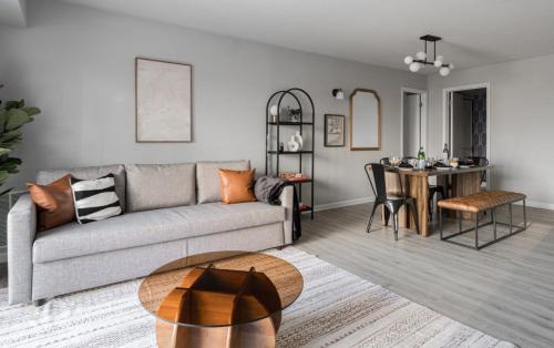 Ruang duduk di Modern Oasis Sleeps 7 with King Bed in Prime Location