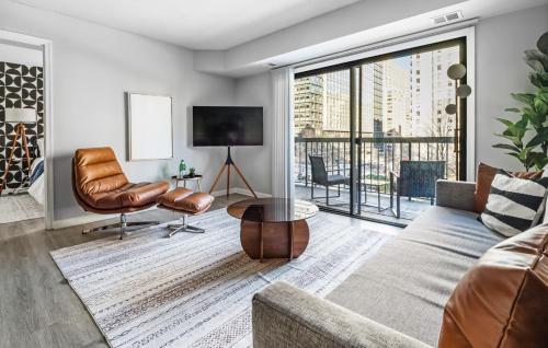 Ruang duduk di Modern Oasis Sleeps 7 with King Bed in Prime Location