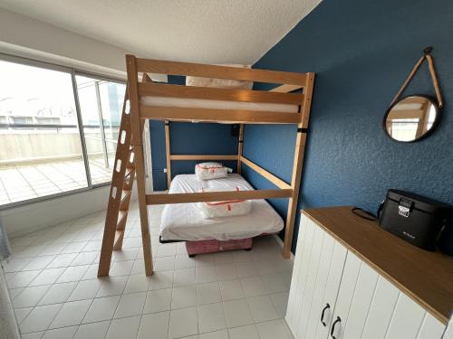 Cette petite chambre comprend des lits superposés. dans l'établissement Sol-y-Days Ulysse Plages, terrasse panoramique avec vue sur mer, à La Grande Motte
