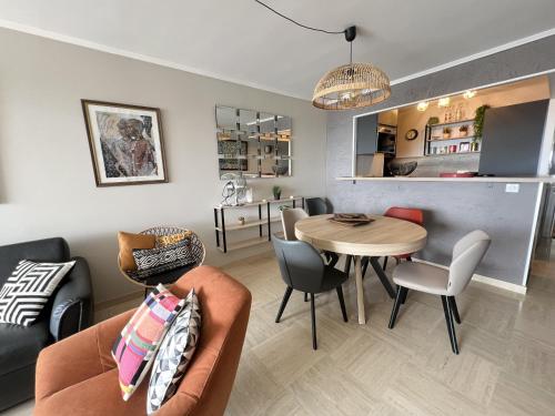 un salon avec une table et des chaises dans l'établissement Sol-y-Days Eden, Magnifique appartement de deux chambres, en duplex face a la mer et au port de plaisance, à La Grande Motte