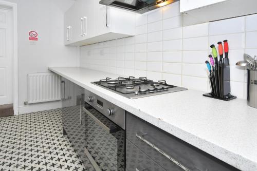 a kitchen with a stove top oven in a kitchen at Townhouse @ Lord Street Crewe in Crewe
