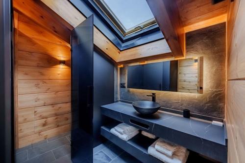 un baño con lavabo y espejo en Luxury Mountain Chalet in Sierra Nevada, en Sierra Nevada