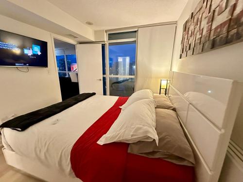 Letto o letti in una camera di LakeView 2Bdrms 2Baths with 3 real beds and parking