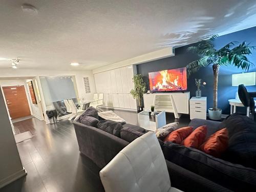 TV o dispositivi per l'intrattenimento presso LakeView 2Bdrms 2Baths with 3 real beds and parking