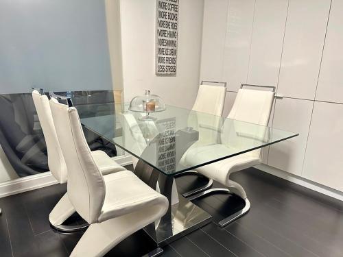 Foto dalla galleria di LakeView 2Bdrms 2Baths with 3 real beds and parking a Toronto