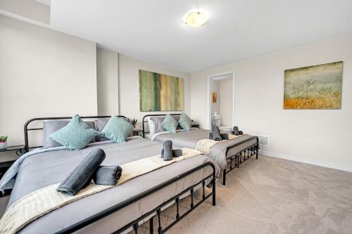 a bedroom with three beds in a room at Modern 5 Bed Home Near Burlington Pier, Downtown, Hospital, GO in Burlington
