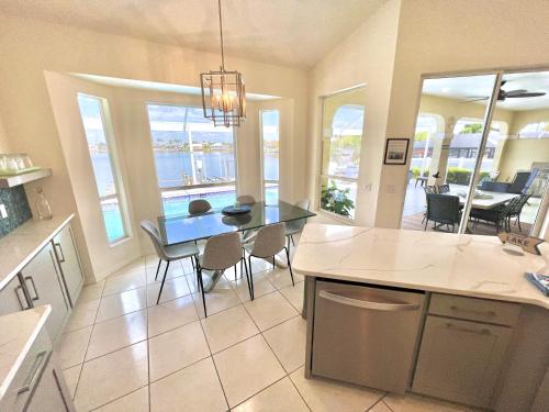 Η κουζίνα ή μικρή κουζίνα στο Top Florida Properties Vacation Villas