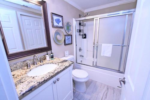 Un baño con lavabo, inodoro y ducha. en Sandpiper Cove Unit 4115 Bring Your Boat Canal 2 Bedroom 2 Bathroom, en Destin
