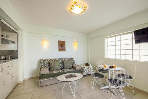 Gallery image of Elpiniki Luxury Apartments in Nea Potidaea