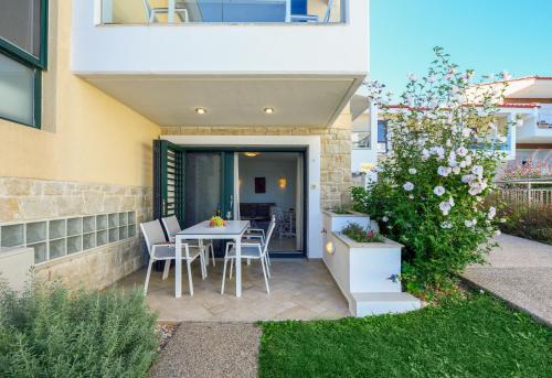 Gallery image of Elpiniki Luxury Apartments in Nea Potidaea
