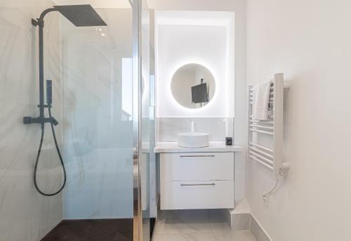 ein weißes Badezimmer mit Dusche und Waschbecken in der Unterkunft T2 Town Center, Casino in Beausoleil