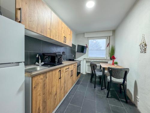 Dapur atau dapur kecil di Serviceroom24 - Apartment 3 in Gladbeck WLAN - Smart-TV - 24-7 Check-in und Küche