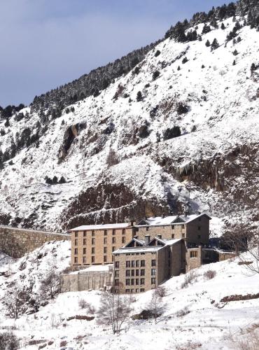 a building in the snow on a snowy mountain at Hotel Ransol in El Tarter