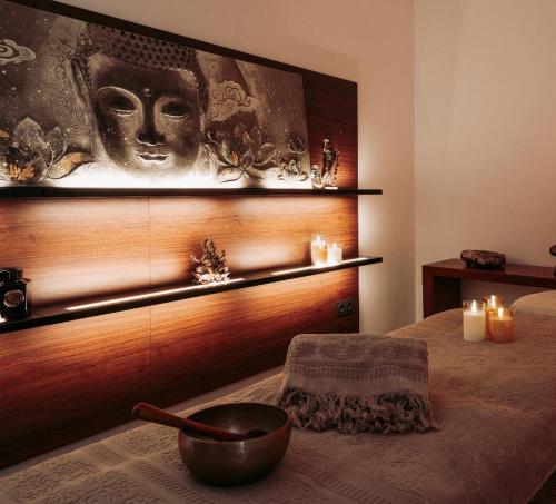 a bedroom with a bowl on a bed with candles at Jardin Sakina - Chambre d'hôtes in Marrakech