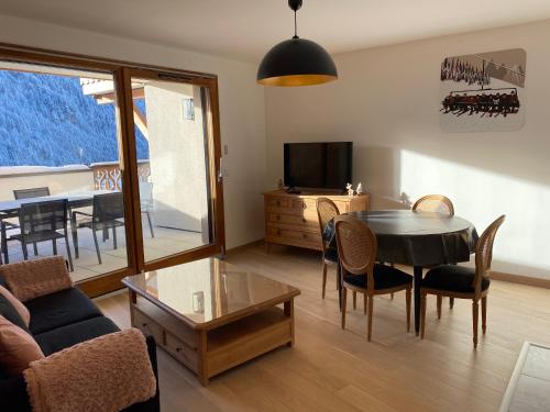 un salon avec une table et une salle à manger dans l'établissement Perle de Savoie B102 - Multipass inclu, à Châtel