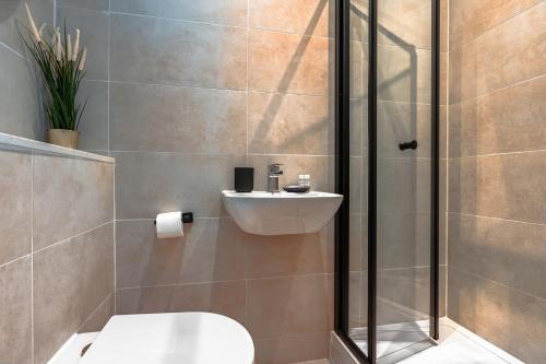 a bathroom with a shower and a sink and a toilet at Cozy bungalow near Concorde museum w/ backyard in Bristol