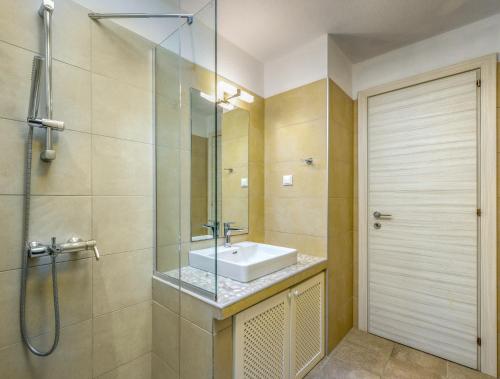 Gallery image of Elpiniki Luxury Apartments in Nea Potidaea