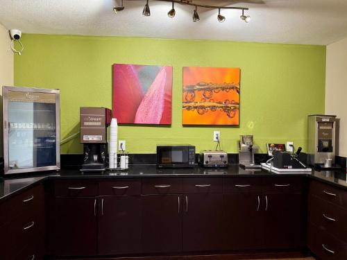 un mostrador en una habitación con una pared verde en Sleep Inn Savannah Gateway I-95, en Savannah