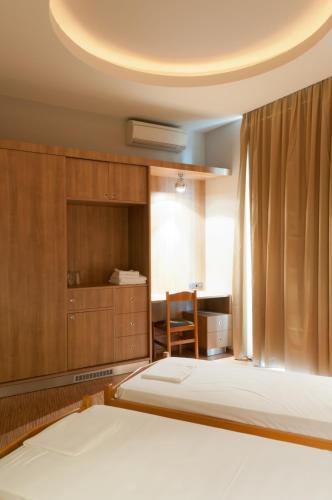 Postel nebo postele na pokoji v ubytování Metropolis Hotel