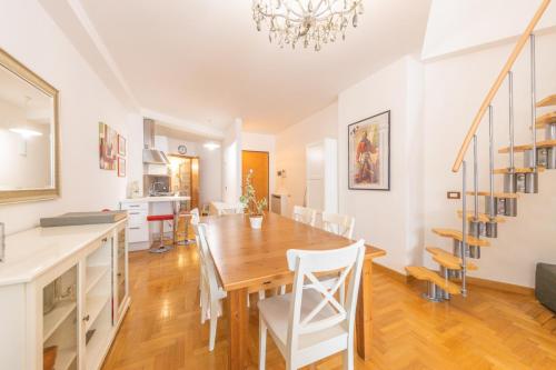 a kitchen and dining room with a table and chairs at Casa Anna in Frascati