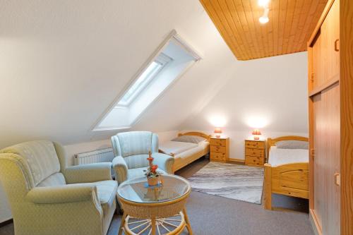 a living room with a couch and a table at Ferienwohnung Offenbüttel in Oldenbüttel