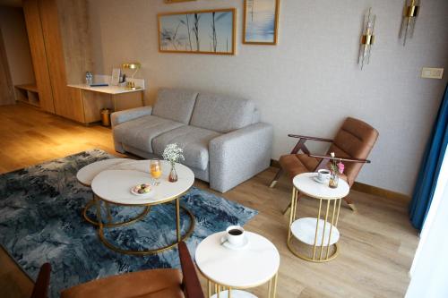 salon z dwoma stołami i kanapą w obiekcie Hotel Mazurski Raj w mieście Ruciane-Nida