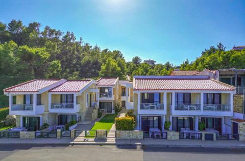 Gallery image of Elpiniki Luxury Apartments in Nea Potidaea
