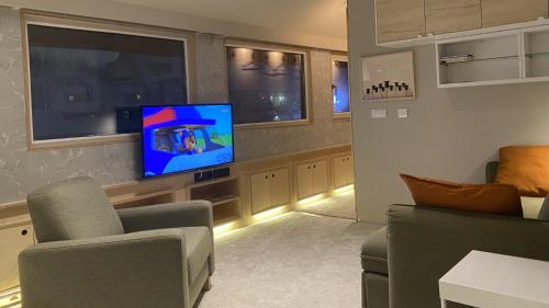 Μια τηλεόραση ή/και κέντρο ψυχαγωγίας στο Konaci Koznik Porodični