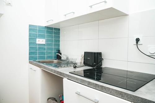 une cuisine avec un évier et un plan de travail dans l'établissement Hostel Bords de Marne 1, à Gournay-sur-Marne